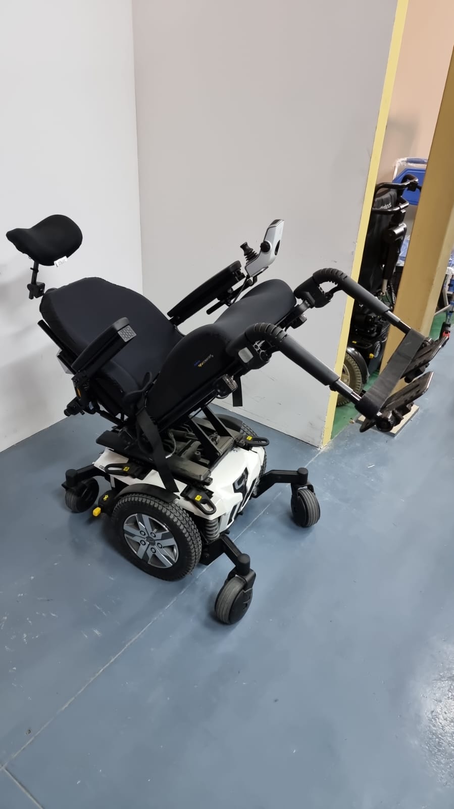Quantum Edge 2.0 with Electric Recline and Head Support 